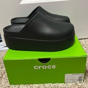 Crocs Dylan platform clogs in black womens size 8 EUC